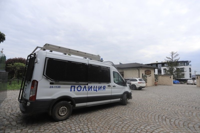 Психично болен вилня в столичен ресторант, заплашва клиентите