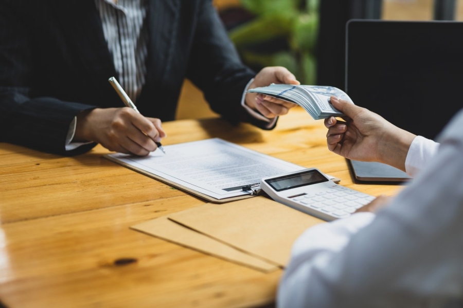 Подкуп в НАП – Ихтиман! Данъчен инспектор с условна присъда за 10 000 лева искани рушвети