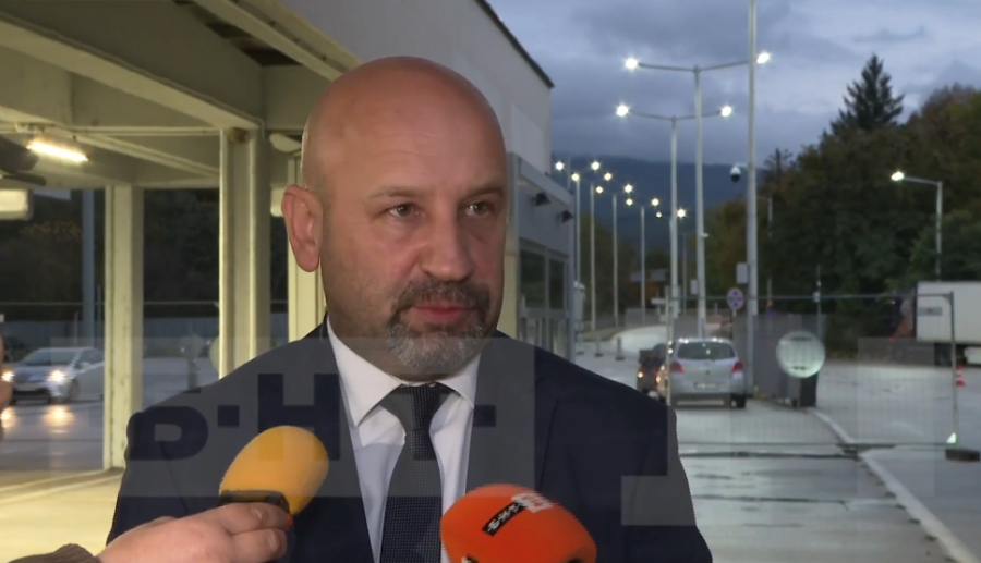 Хванаха китайски мигранти, натъпкани в метален сандък в камион на ГКПП \