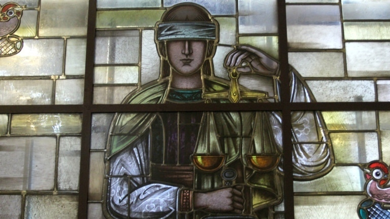 Съдят радомирец два пъти за едно и също провинение, карал пиян и без книжка