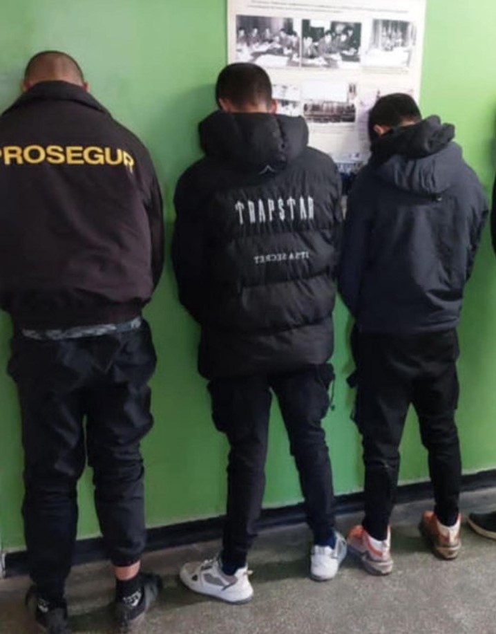 Трима задържани при спецакция срещу дрогата в Пернишко, иззеха бурканчета с канабис, амфетамин и везна