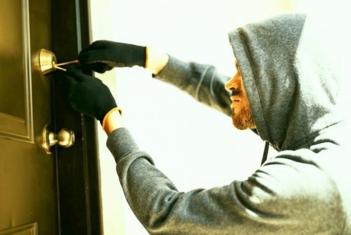 Обраха пари и златни юбилейни монети от жилище в Благоевград