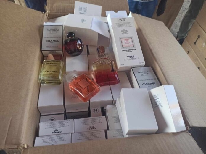 Задържаха амбулантен търговец, продавал парфюми ментета на авгогарата в Самоков