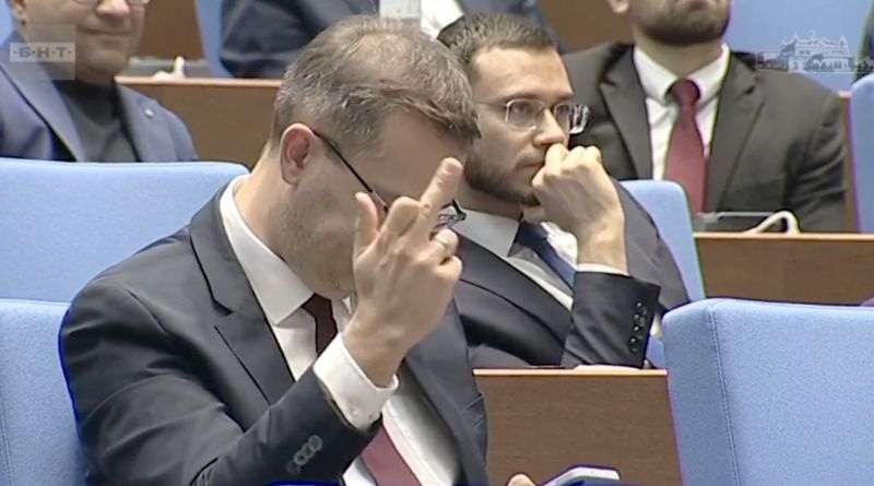 Станислав Анастасов показа среден пръст на Костадинов в пленарната зала