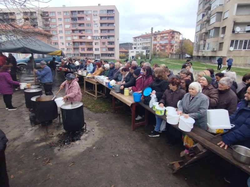 За часове! 3 376 лв. дарения събраха за храм „Св. Мина” в Дупница, раздадоха се 10 казана курбан