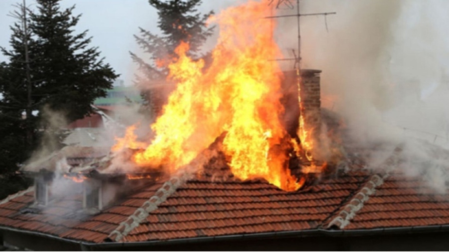 Голям пожар в къща в село Коркина! Горяха покрив, техника и домакински електроуреди