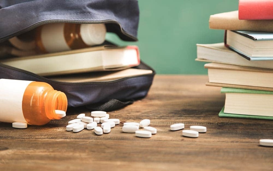 Директор чете присъда пред учениците! Порицават 17-годишна ученичка в Кюстендил за амфетамин и канабис