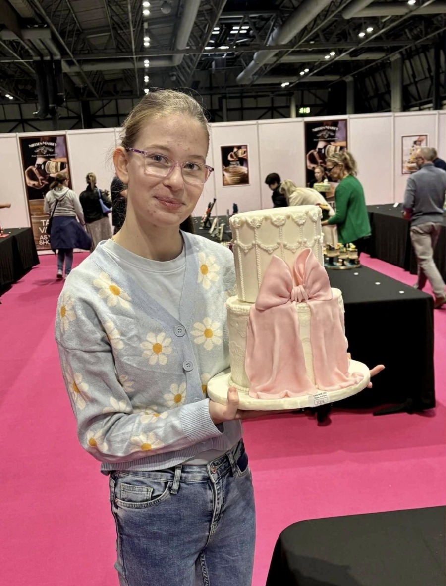 Гордост за Разлог! Яница Костадинова впечатли Cake International в Бирмингам с двуетажна сватбена торта
