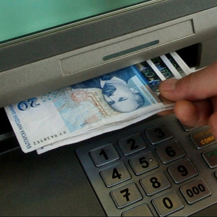 Четирима откраднаха чанта с пари и дебитна карта в Благоевград, изловиха ги след първата транзакция   