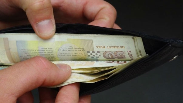 Задържаха 16-годишна за кражба на голяма сума от възрастен мъж в Рила