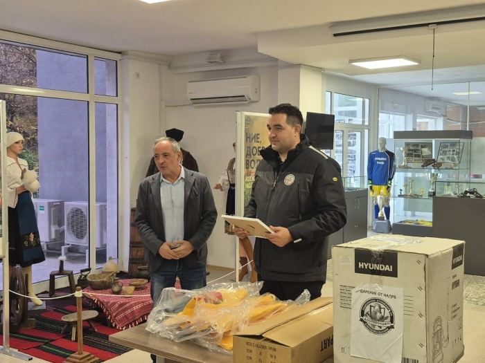 Асоциацията на доброволците откри изложба и направи дарение в Рила