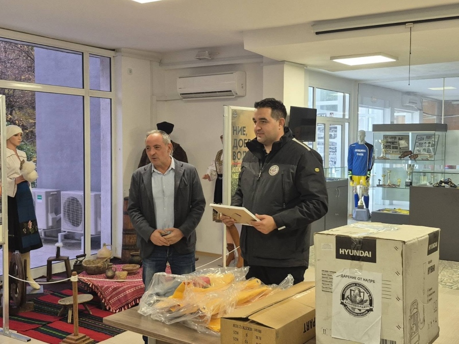 Асоциацията на доброволците откри изложба и направи дарение в Рила