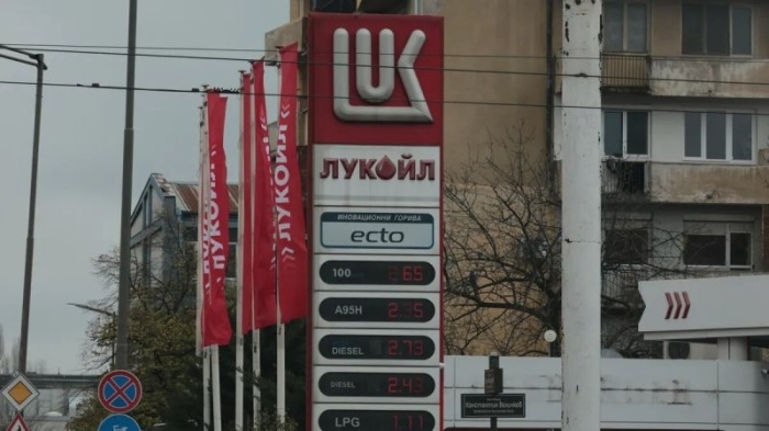 Лукойл България: Бензиностанциите на компанията няма да спират работа