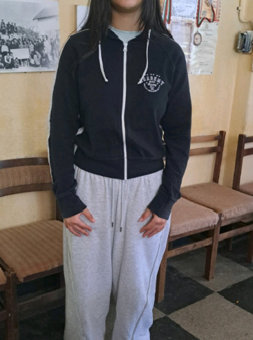 14-годишна отличничка живее  сама в общежитие, ученици от Якоруда й помагат