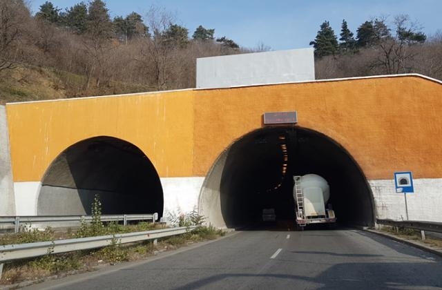 Приключи почистването и боядисването на тъмния тунел край Дупница