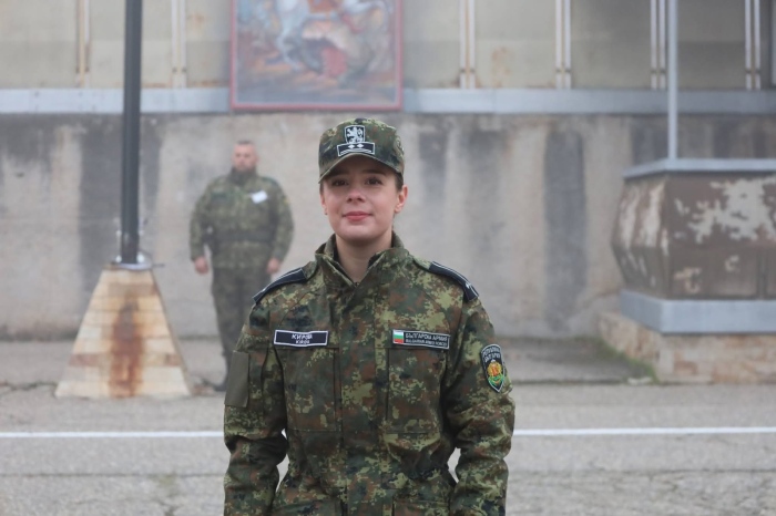 Лейтенант д-р Катерина Кирова поема медицинския пункт на Трето бригадно командване   