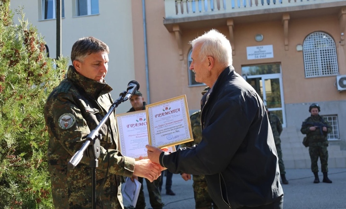 Наградиха военнослужещи от Трето бригадно командване за гасенето на пожарите в Рила и Пирин