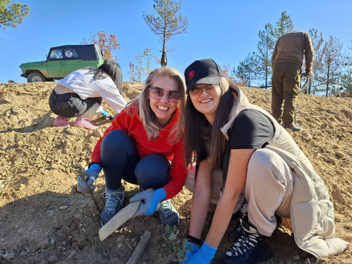 Ново начало! С 600 фиданки горски и доброволци залесиха опожарен район край Симитли