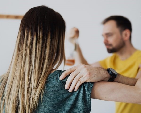 Мъж от Перник блъскал и дърпал жена си, при опит да се изнесе