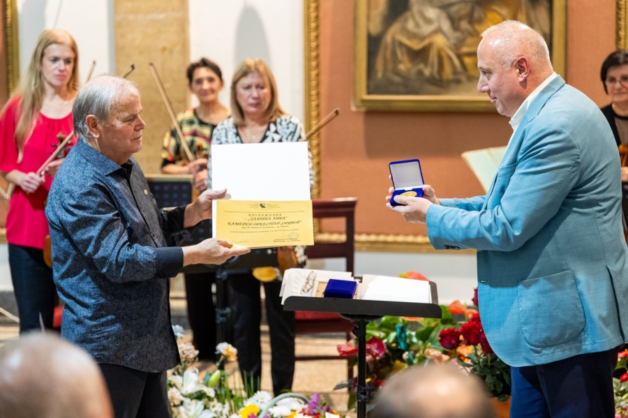 Камерен оркестър „Орфей“ в Перник стана на 50!   Маестро Райчо Христов с „Кристално огърлие“