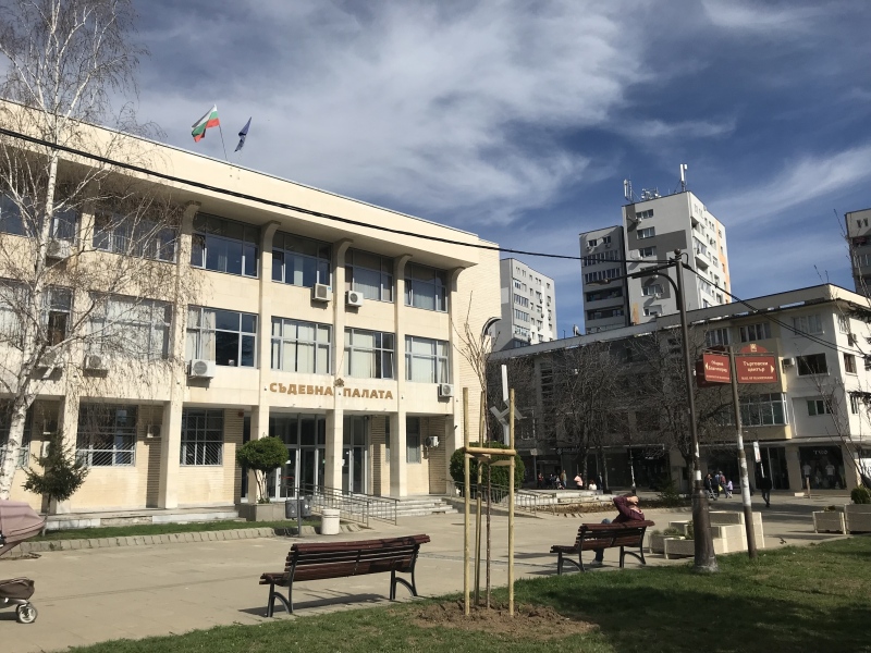 Съдът остави в ареста мъжа, счупил крака на бивш колега в Крупник