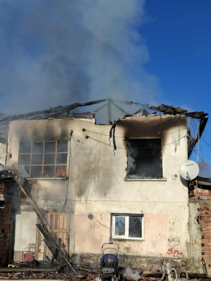 Драма в Ковачевци! Пожар остави без дом голямо семейство с 3 деца, събират се помощи