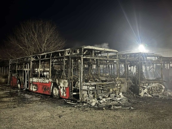 Пожар изпепели транспортна база в Костинброд:Полицаи спасиха 7 автобуса, изкарвайки ги от пламъците