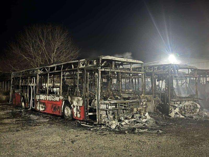 Пожар изпепели транспортна база в Костинброд:Полицаи спасиха 7 автобуса, изкарвайки ги от пламъците