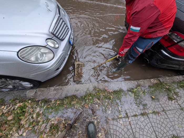 Аварийно-спасителният отряд отводни подлез в Перник