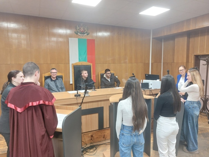 „Кристали“ от приятелка доведоха до катастрофа и тежка присъда: Ученици разиграха симулативен процес в Районен съд Кюстендил