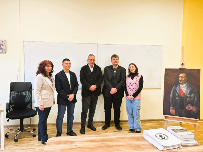 Професор Петър Стоянович гостува на ПГ „Христо Ботев” в Дупница, ученичката Карина Спасова го дари с портрет на прадядо му