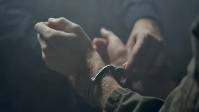 Младежи изнудвали за пари 63-годишен мъж от Бобов дол, пълнолетният е задържан