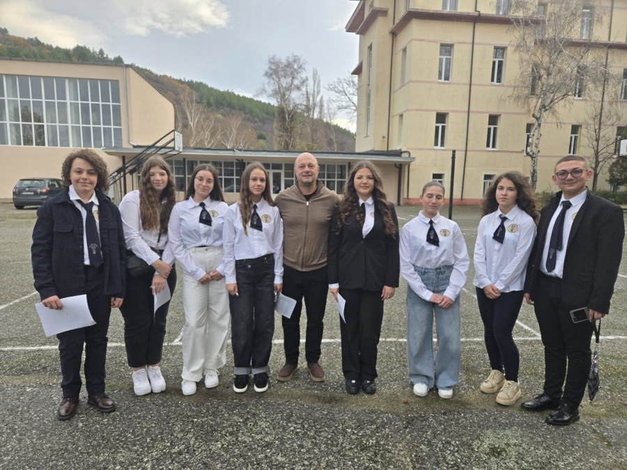 Ученици от ПГОСУ-Дупница впечатлиха с есета на ученическа конференция по философия