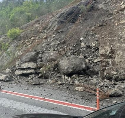 Скали паднаха на пътя София - Кулата при км 391, шофирайте внимателно