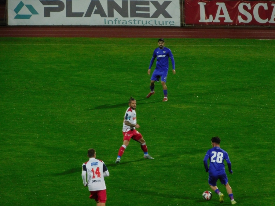 Марек с тежката загуба от Етър: Две спорни ситуации за дузпа белязаха мача