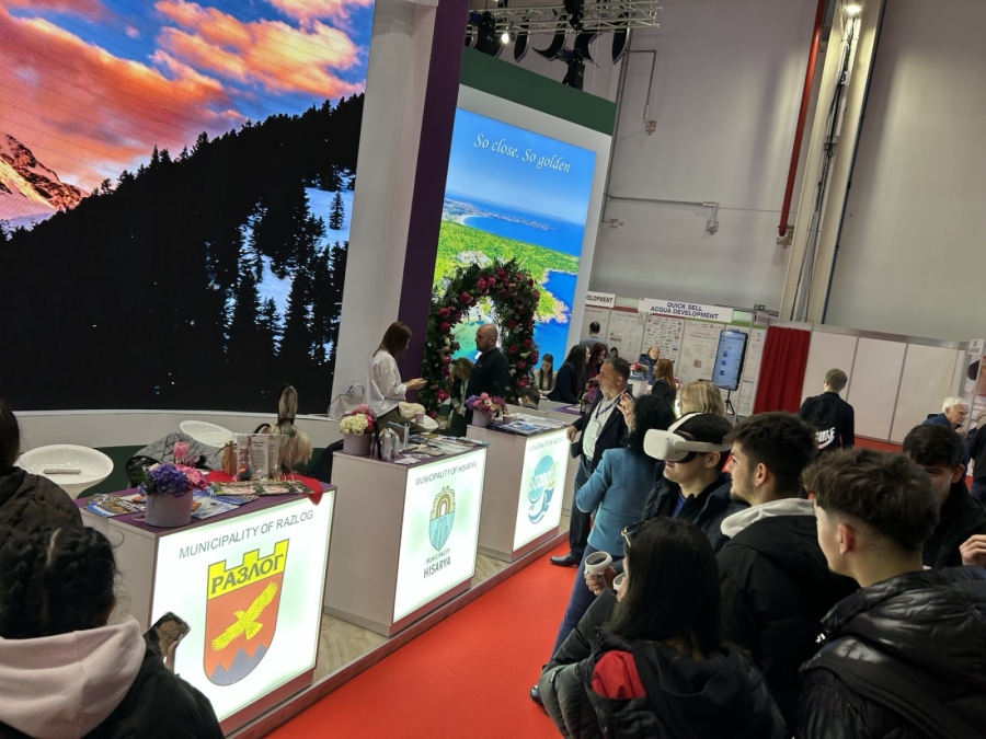 Фурор! С VR очила Разлог пренесе кукерския карнавал „Старчевата“ в Букурещ