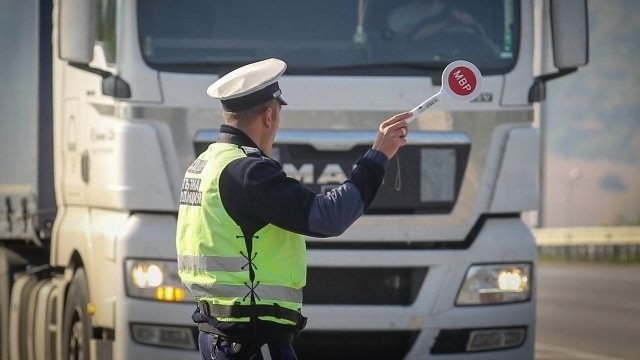 Задържаха трима дрогирани зад волана в Пиринско, единият карал товарен автомобил