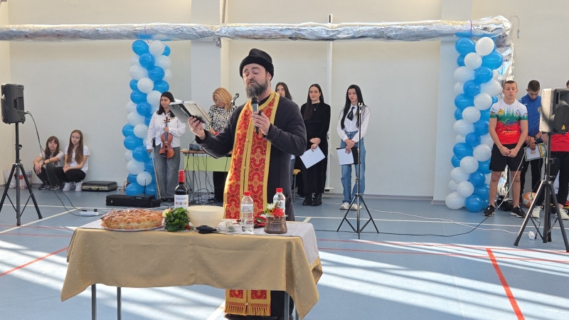 С водосвет и празнична програма откриха изцяло реновирания физкултурен салон в ПГОСУ - Дупница