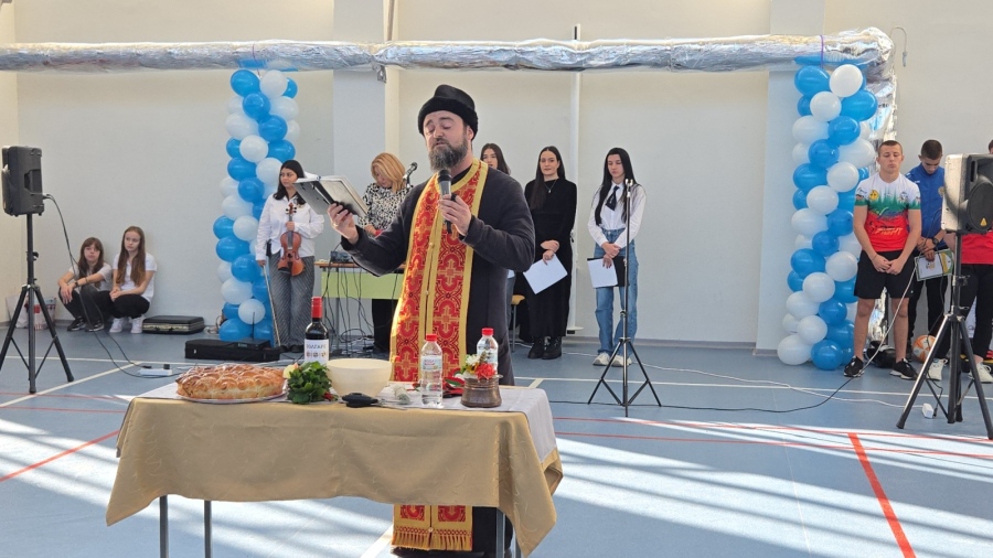 С водосвет и празнична програма откриха изцяло реновирания физкултурен салон в ПГОСУ - Дупница