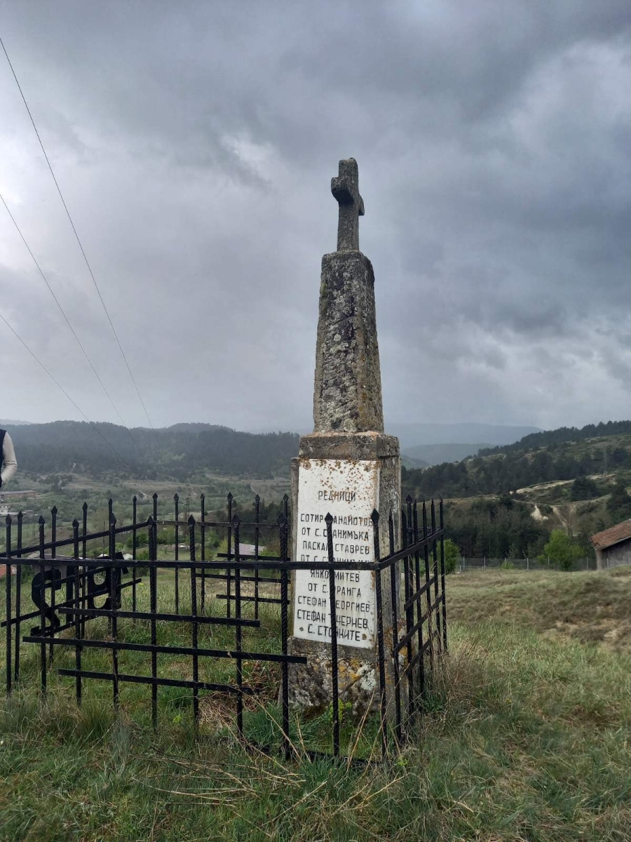  Община Разлог обнови двата военни паметника в с. Елешница