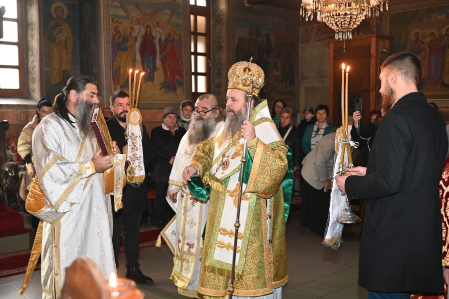 Молитви за здравето на децата отправиха на архиерейска света литургия в Симитли