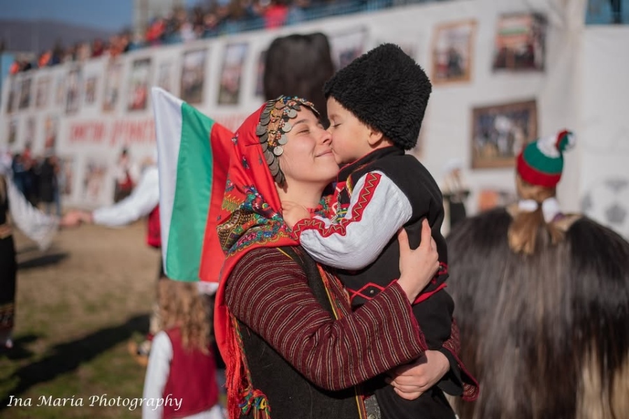 Фотографска изложба показва вълшебствата на „Сурва” в Благоевград
