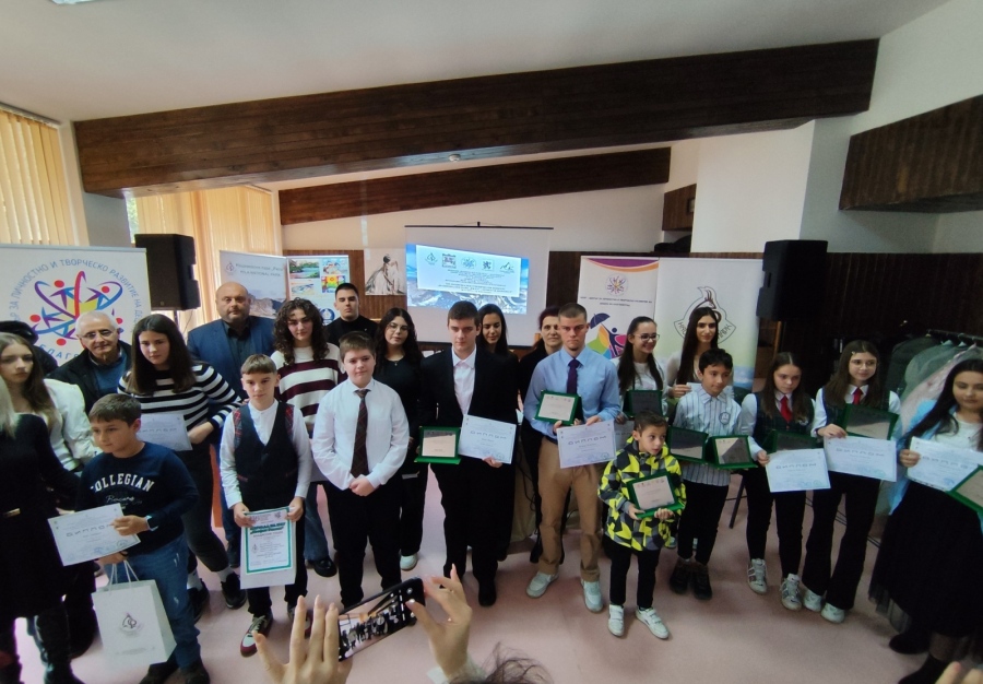 Отличиха СУ „Христо Ботев“ – Сапарева баня с грамота за най-активно участие в конкурс на НП „Рила“