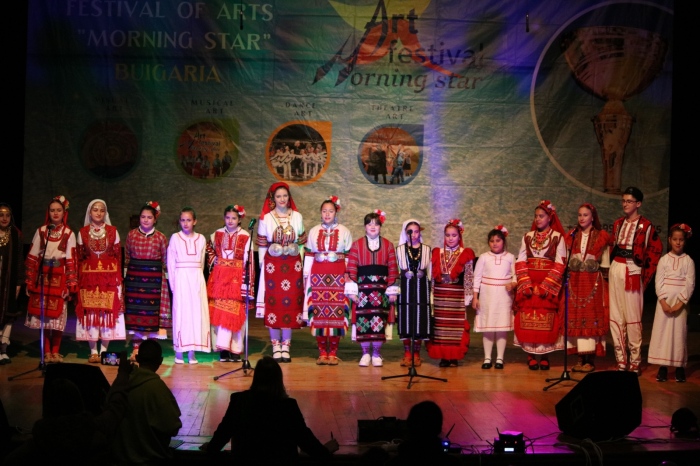 Фолклорни и танцови състави от Сандански завладяха „Утринна звезда“ в Банско