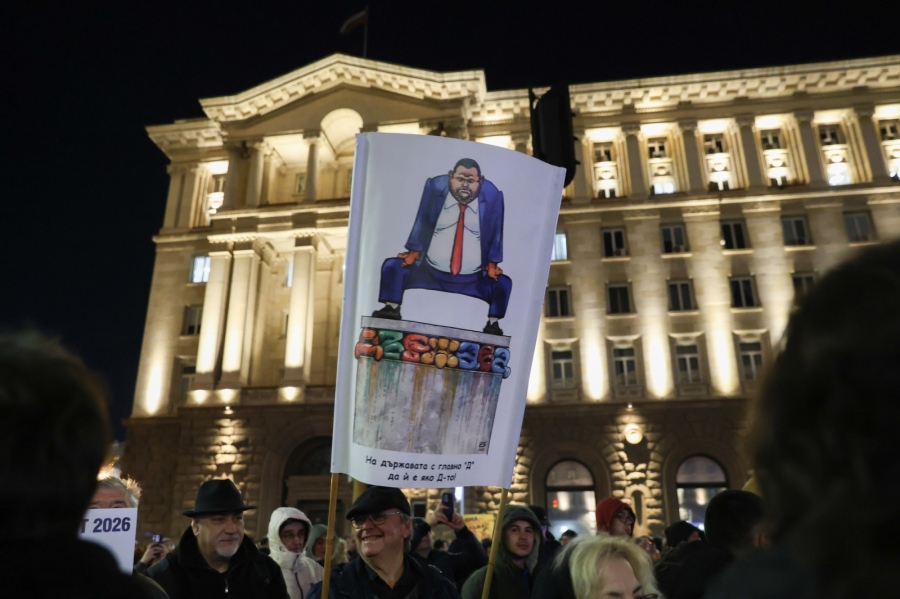 Част от протеста в София се мести от НС към централата на \