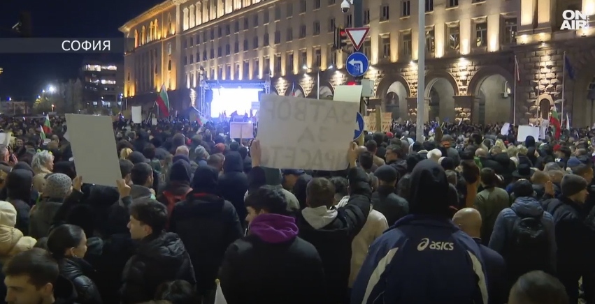 Хиляди излязоха на мирни протести в цяла България 