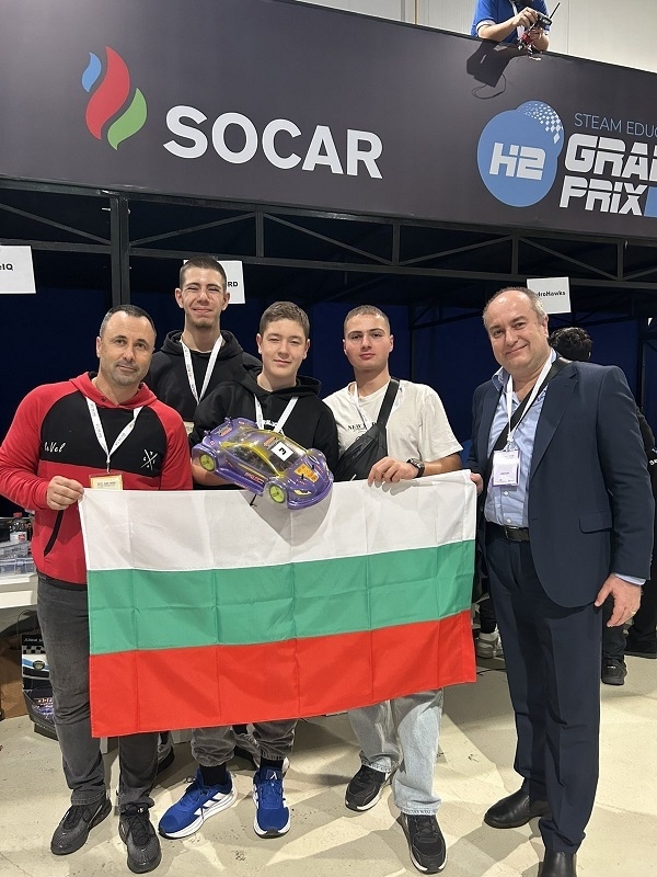 Отборът по физика на ПМГ Благоевград спечели 3-о място на международно STEM състезание в Баку