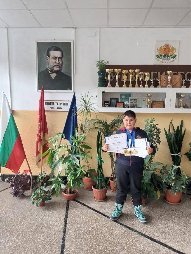 Пореден връх! Александър Радев от Дупница с 3 златни медала от олимпиада „Кингс“