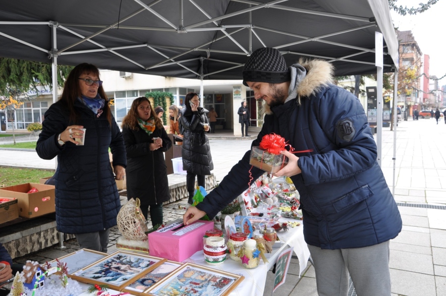 Ръчни подаръци с любов: Социалните центрове в Разлог организираха Коледен базар с кауза