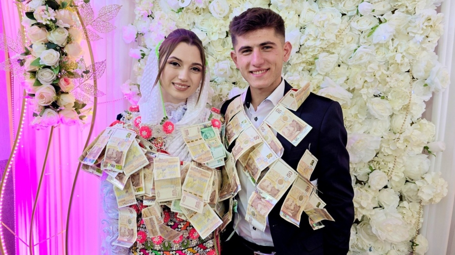 С цяла улица чеиз и гердани от банкноти Къдрие и Ибрахим откриха сватбения сезон в Рибново